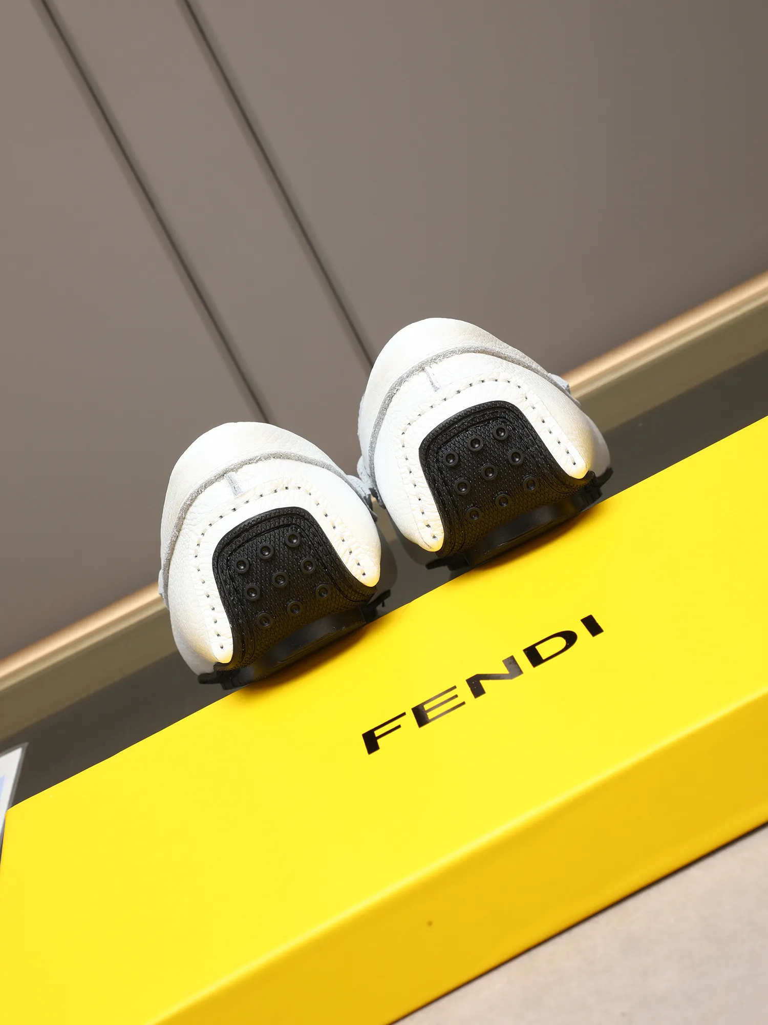 Men's shoes 💰400💰[FENDI] The little monster of Fendi F family, which is popular all over the world, is coming in a big way, the latest color, driving slip-on loafers, avant-garde and versatile fashion men's shoes, bun shoes, bean shoes👌👌👌 Private mold opening, 1:1 reproduction... The upper is made of first-layer cowhide, and the first-layer pigskin lining... is extremely comfortable, fashionable, simple, atmospheric and personalized [color] The side of the shoe is more refined, and the overall effect is handsome [ Turn in a circle][Turn in a circle]💭This hardware monster with eyes is not the popular version on the market🚳🚳Compared with the old model, it is more trendy, eye-catching and more classy🔰This summer, the little monster will subvert the old ideas and share the fashion with you🔱A must-have for fashionistas! Must keep it for yourself! Online outsole, high-end quality workmanship. Color: black, blue, white, red. Matching code: 38-44 (45 46 47 customized) (standard leather shoe size)
